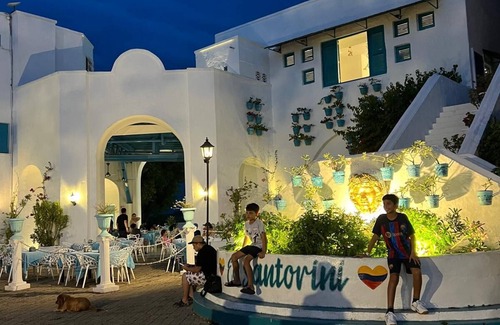 Puerto Triunfo Cabin | Plaza Blanca está ubicado en el Corazón del Santorini Colombiano.