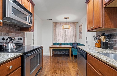Park Central-Research Park Apartment | Plaza Nook - studio walkable to Plaza, Nelson w/rooftop patio