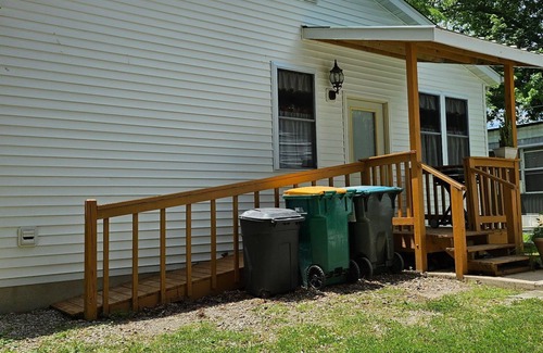 Carlyle House | Pleasant 2-bedroom 2-bath house with AC in Carlyle