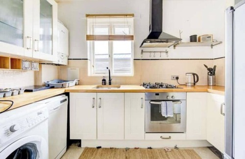 Sands End Apartment | Pleasant 2-bedroom apartment in London
