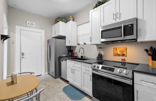 Near East Side House | Pleasant 2-bedroom house six minutes from Rivercenter mall and nearby hospital