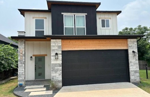 Fort Worth House | Pleasant 3-Bedroom Home with A/C in Fort Worth – Rosedale Retreat