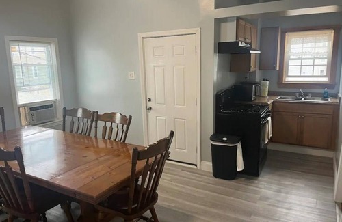 New Bedford Apartment | PLEASANT 4-BDRM 2ND FL CENTRALLY LOCATED CLOSE TO ATTRACTIONS