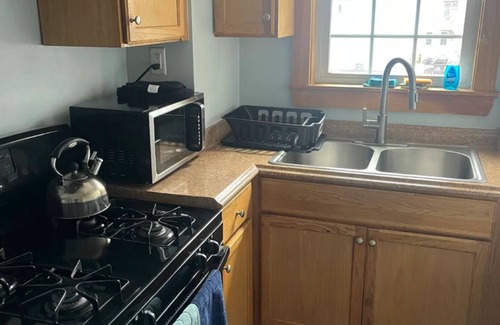 New Bedford Apartment | PLEASANT 4-BDRM 2ND FL CENTRALLY LOCATED CLOSE TO ATTRACTIONS
