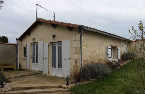 Prisse-la-Charriere House | Pleasant accommodation in the countryside