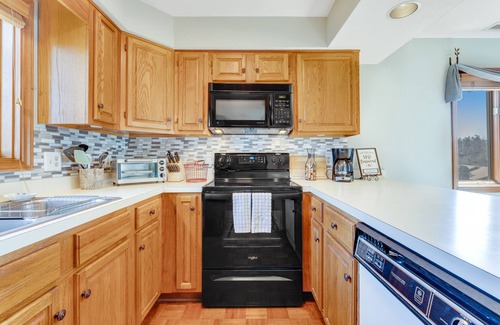 Blowing Rock Condo | Pleasant condo with mountain view, central AC, fireplace & washer/dryer