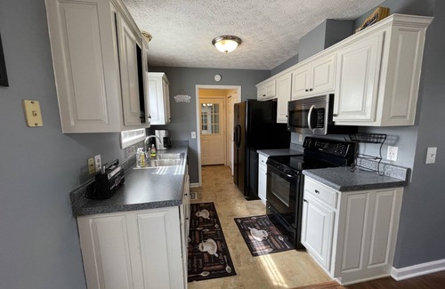 Elmwood Cottage | Pleasant Country House With Lake View ideal for Families