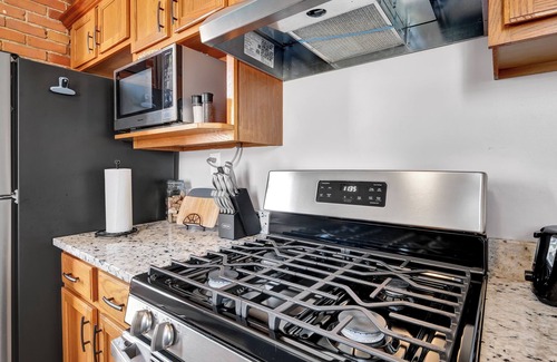 Germantown Apartment | Pleasant duplex with AC in The Highlands, Louisville - WiFi included