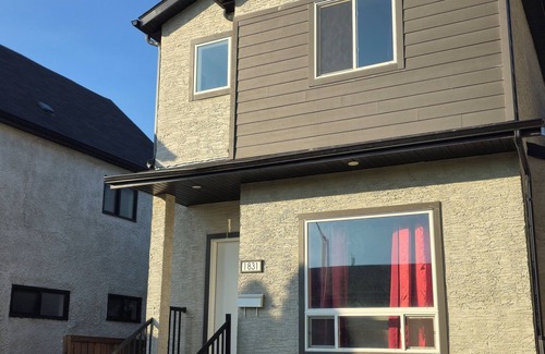Brooklands House | Pleasant home with snazzy finishing. Proximity to the airport and downtown