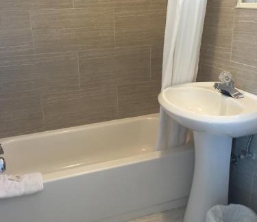 Collingwood Hotel | Pleasant Manor Motel
