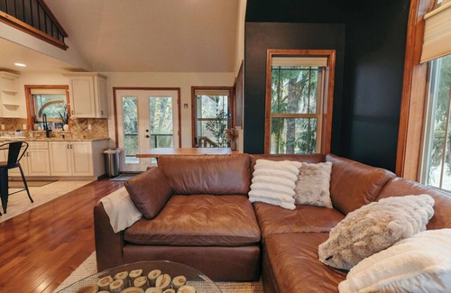 Beaver House | Pleasant Meadows Riverside! 2 bedroom/Hot Tub/Starlink internet/Air Conditioning