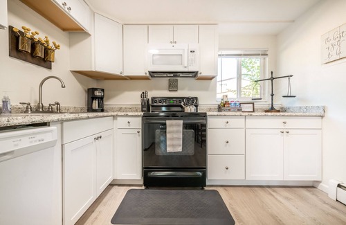 Cimarron Hills Condo | ❤Pleasant Retreat! Dog friendly & near Peterson AFB ❤