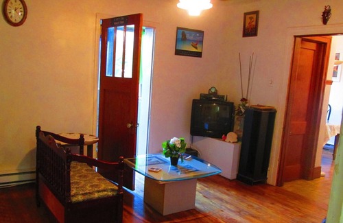 Pont-Viau Apartment | Pleasant Retro 3-Bedroom Apt Next to Metro Station