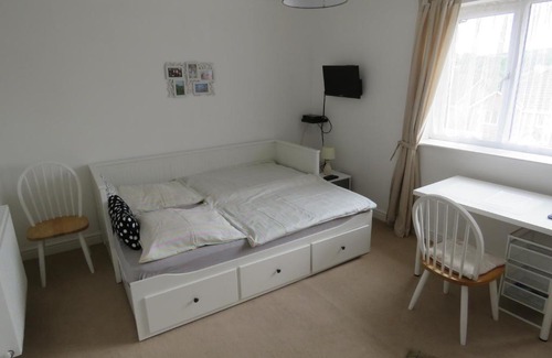 Gelligaer House | Pleasant spacious room