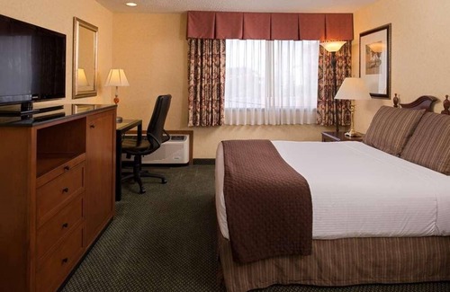 Tri-Cities Hotel | Pleasant Stay! Accessible Unit Close to Atractions! w/Pool, Pet-friendly too!