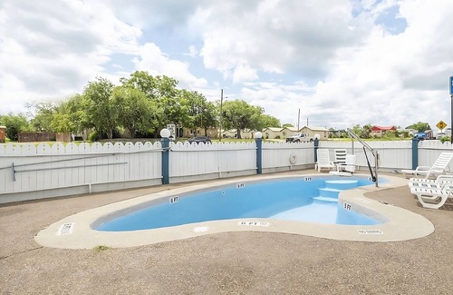 Three Rivers House | Pleasant Stay, Convenient Location! Onsite Dining, Free Parking!