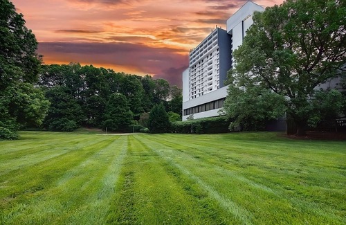 Executive Park Hotel | Pleasant Stay, Convenient Location! Parking, Pools! Near Mint Museum of Art