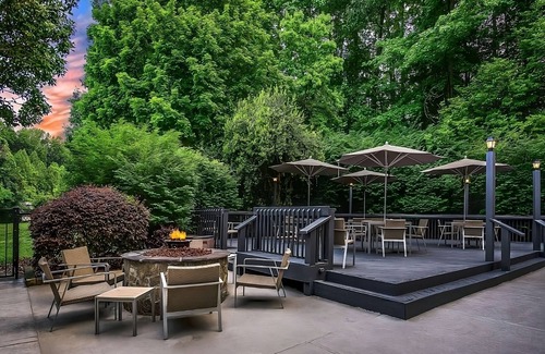 Executive Park Hotel | Pleasant Stay, Convenient Location! Parking, Pools! Near Mint Museum of Art