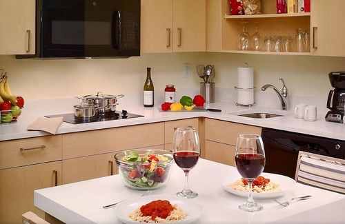 Monmouth Junction Resort | Pleasant Stay, Convenient Location! Close to Morris Davison Park, w/Pool