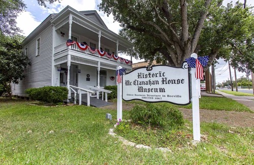 Beeville House | Pleasant Stay, Convenient Location! Just Minutes to Flournoy Park