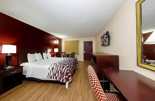 Ellenton Hotel | Pleasant Stay, Convenient Location! FREE Parking, Pet-friendly Property, Pool!