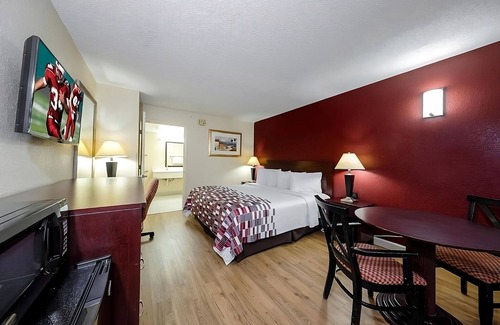 Ellenton Hotel | Pleasant Stay, Convenient Location! FREE Parking, Pet-friendly Property, Pool!