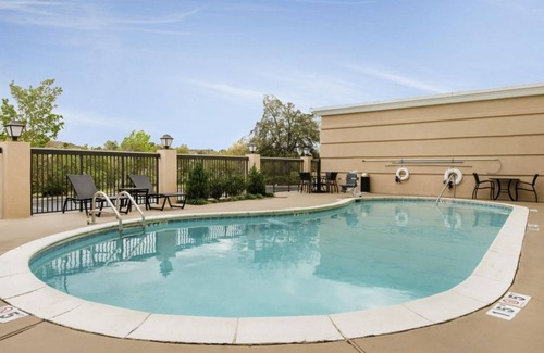 Savannah House | Pleasant Stay, Convenient Location! 4 Convenient Units, Free Parking
