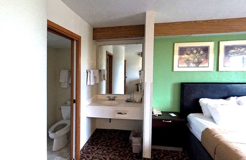 Brooklyn Hotel | Pleasant Stay Inn & Suites