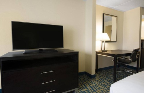 Savannah Hotel | Pleasant Stay! Unit w/Parking, Near Savannah-Ogeechee Museum!