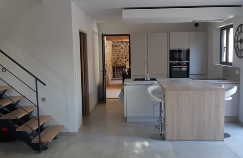 Menerbes House | Pleasant vacation home with heated pool