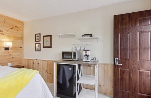 Arcadia Hotel | Pleasant Valley Resort – 17 Bedrooms for Large Groups, Retreats & Reunions