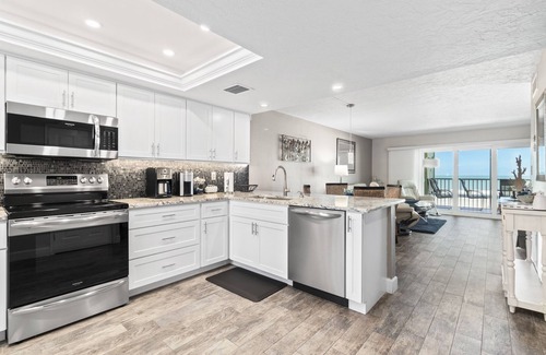 Bradenton Beach Condo | Please bear with us while we complete our hurricane repairs! Gulf View 102.