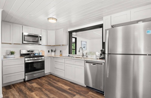 Florien Cottage | Pleasure Point Place WATERFRONT Cottage