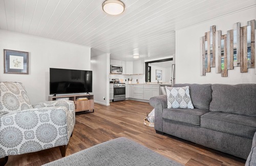 Florien Cottage | Pleasure Point Place WATERFRONT Cottage