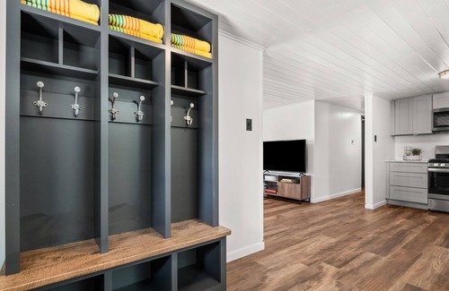 Florien Cottage | Pleasure Point Place WATERFRONT Cottage