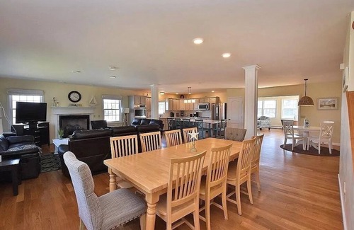 Eastward Look House | PLENTY OF ROOM FOR WHOLE FAMILY!