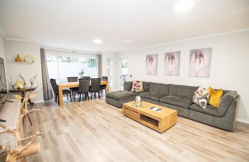 Plettenberg Bay Apartment | Plettenberg Bay Unit 2 Greenpoint Mews Apartment with Backup Power