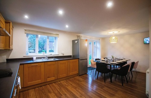Andover House | Plough House - Andover - Sleeps 10