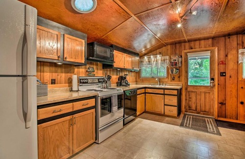 Elwood Apartment | Plum Creek Retreat with Beach near Johnson Lake