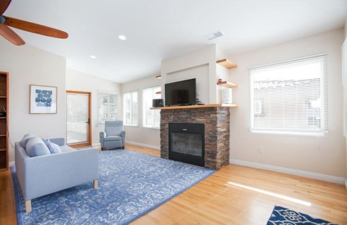 Point Loma Apartment | Plum Summer Unit B