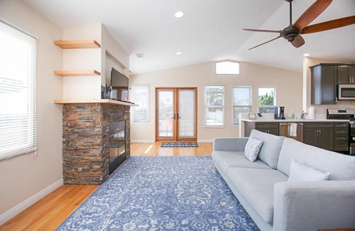 Point Loma Apartment | Plum Summer Unit B