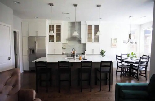 College Place Cottage | Plumberry Cottage in Charming Neighborhood