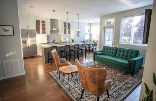 College Place Cottage | Plumberry Cottage in Charming Neighborhood
