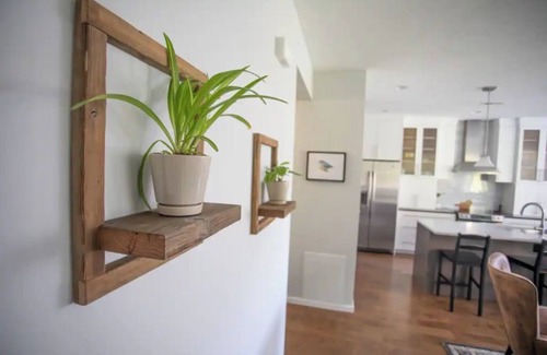 College Place Cottage | Plumberry Cottage in Charming Neighborhood