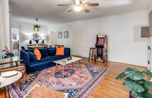Mahncke Park House | Plunge Pool&Hot tub~Outdoor Theater~King Bed~Downtown