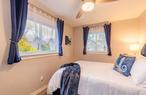 St. Petersburg - Clearwater House | Plush K&Q Beds w/Hot Tub near St Pete & Beaches