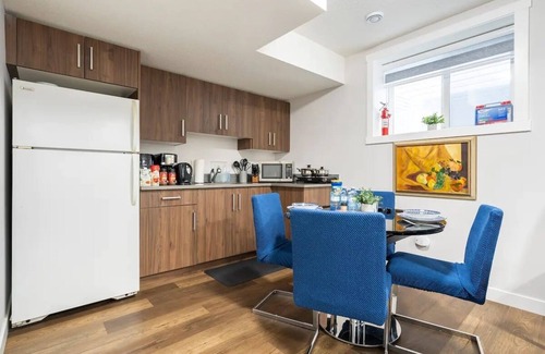 Airdrie House | ♡ Plush Suite with | Pet Friendly | Fast Wi-Fi | Perfect for Long Stays ♡