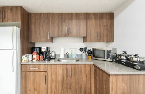 Airdrie House | ♡ Plush Suite with | Pet Friendly | Fast Wi-Fi | Perfect for Long Stays ♡