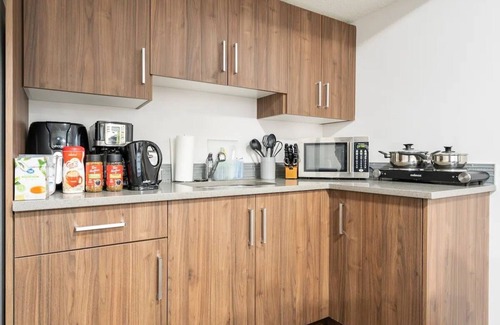 Airdrie House | ♡ Plush Suite with | Pet Friendly | Fast Wi-Fi | Perfect for Long Stays ♡