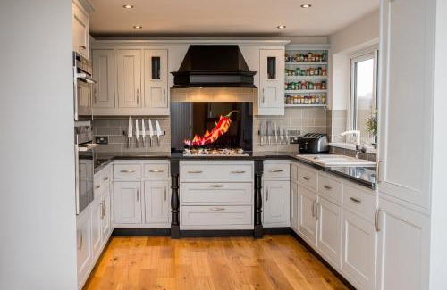 Turnchapel House | Plymouth Plym Valley Impressive House Free Parking In Great Location By StayStaycations